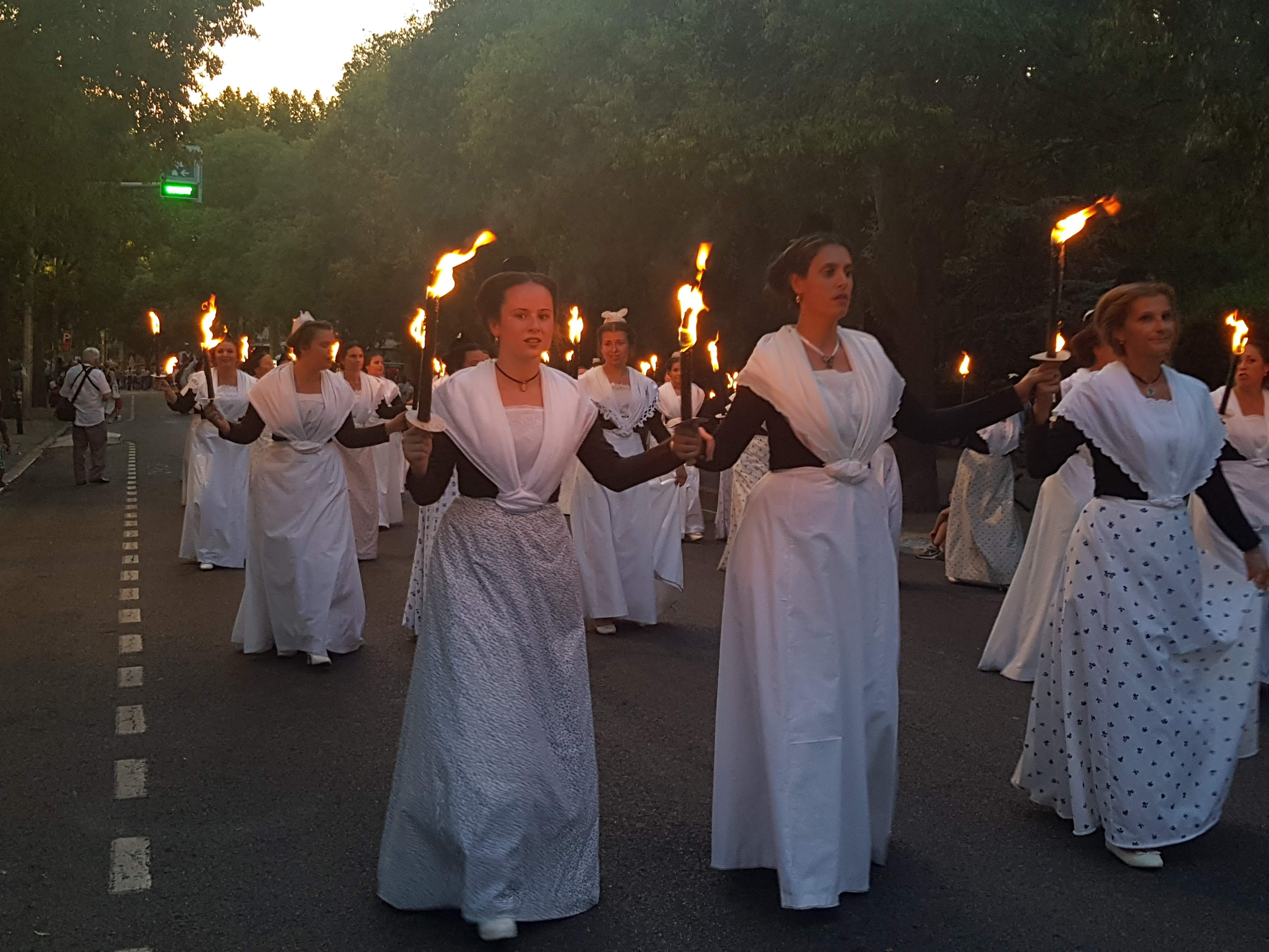 Pegoulado - Dfil en costume traditionnel