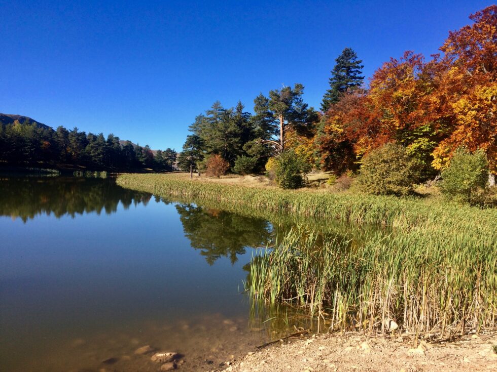 Lac et crtes des Monges en automne