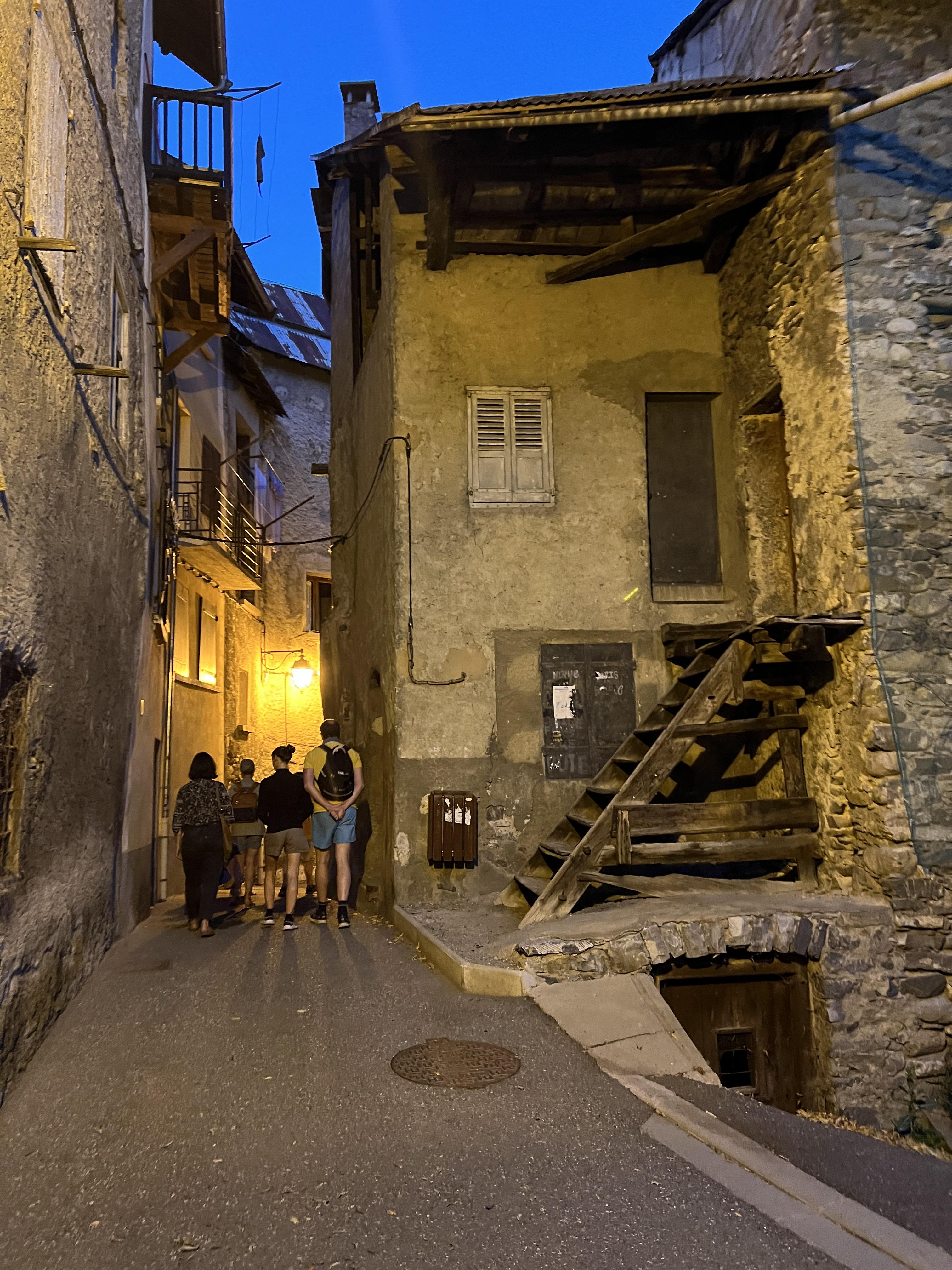 Visite nocturne guide et conte : Paroles de guillestrins