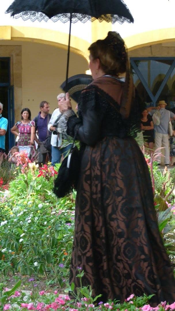Prsentation et dfile de costumes arlsiens par Reneisseno