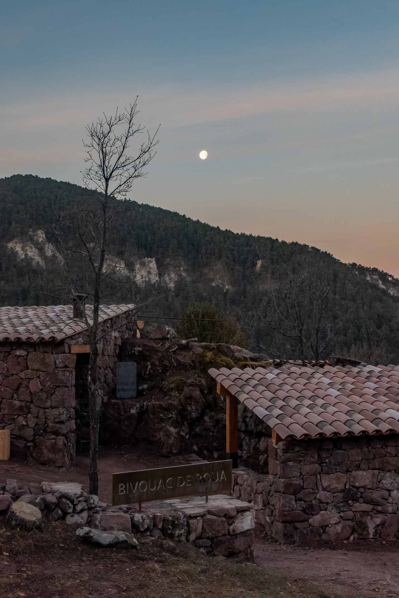 Randonne lunaire et nuit au bivouac de Roua