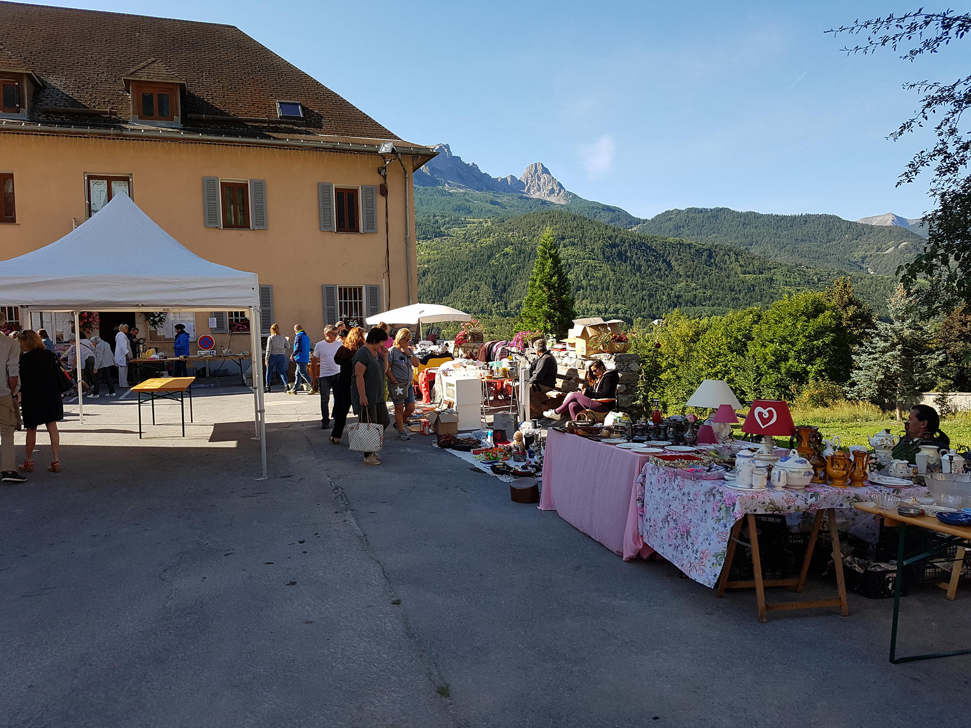 Vide-grenier et vente de pain