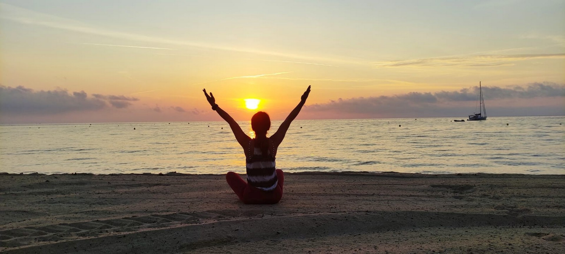 Yoga au lever de Soleil