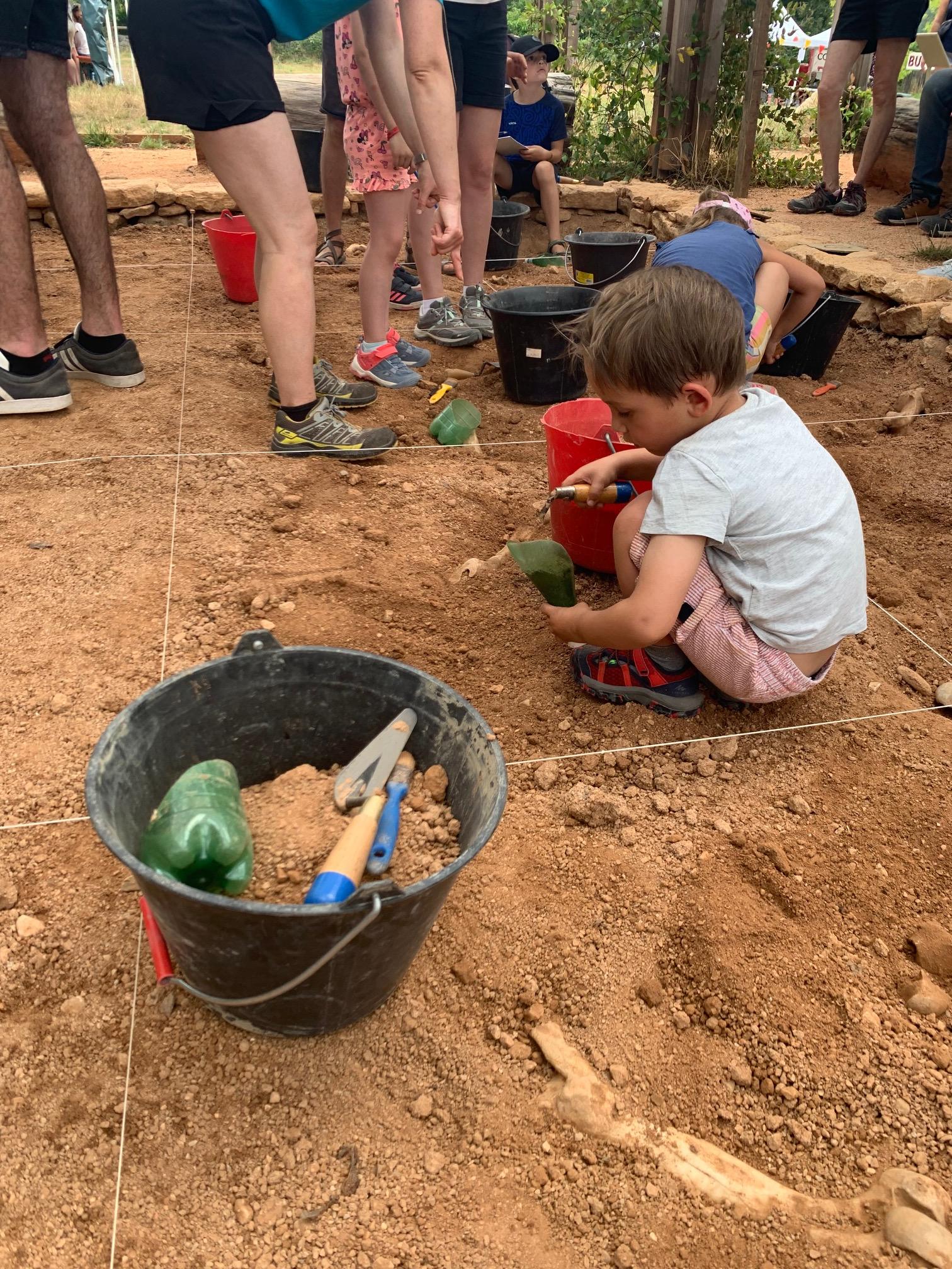 Vacances de Printemps � la Pr�histoire : Atelier Fouilles