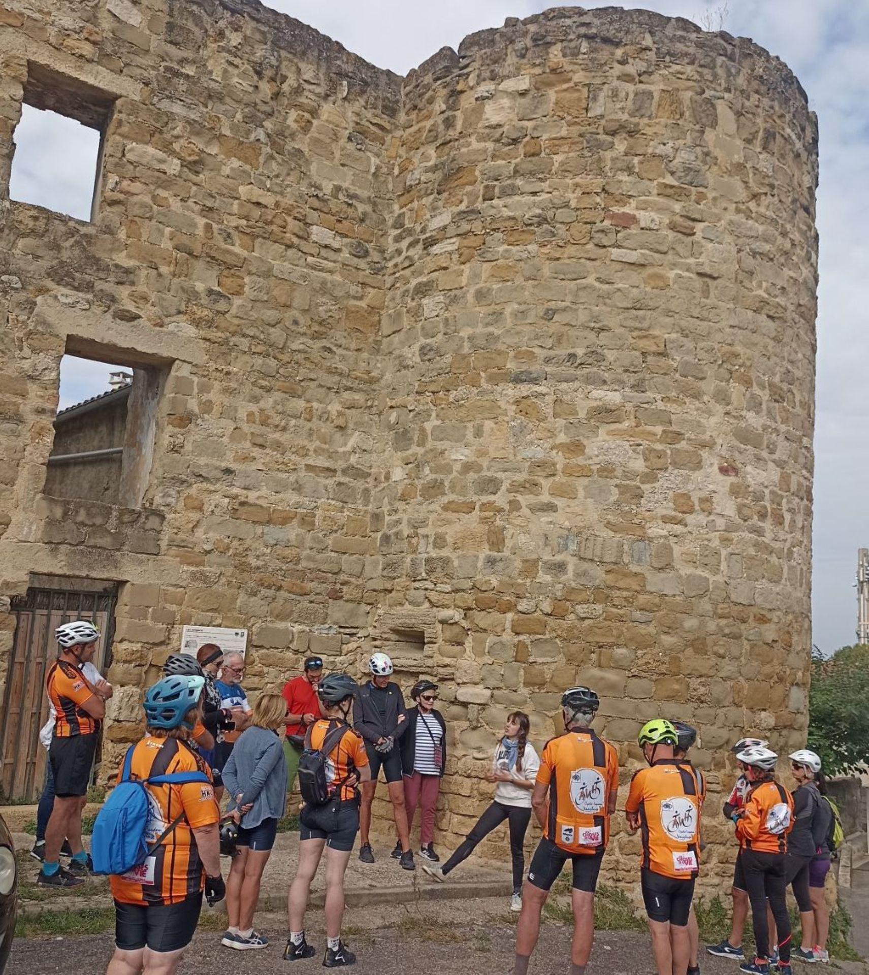 Mai  Vlo : Visite en selle ,  vlo entre chapelles et vergers