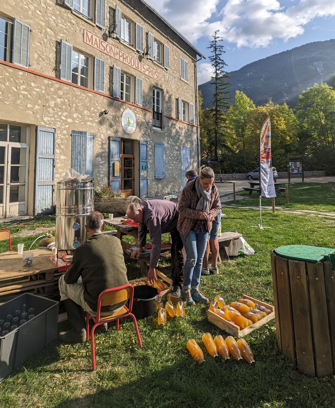 Pressage de fruits  la Maison de Produits de Pays