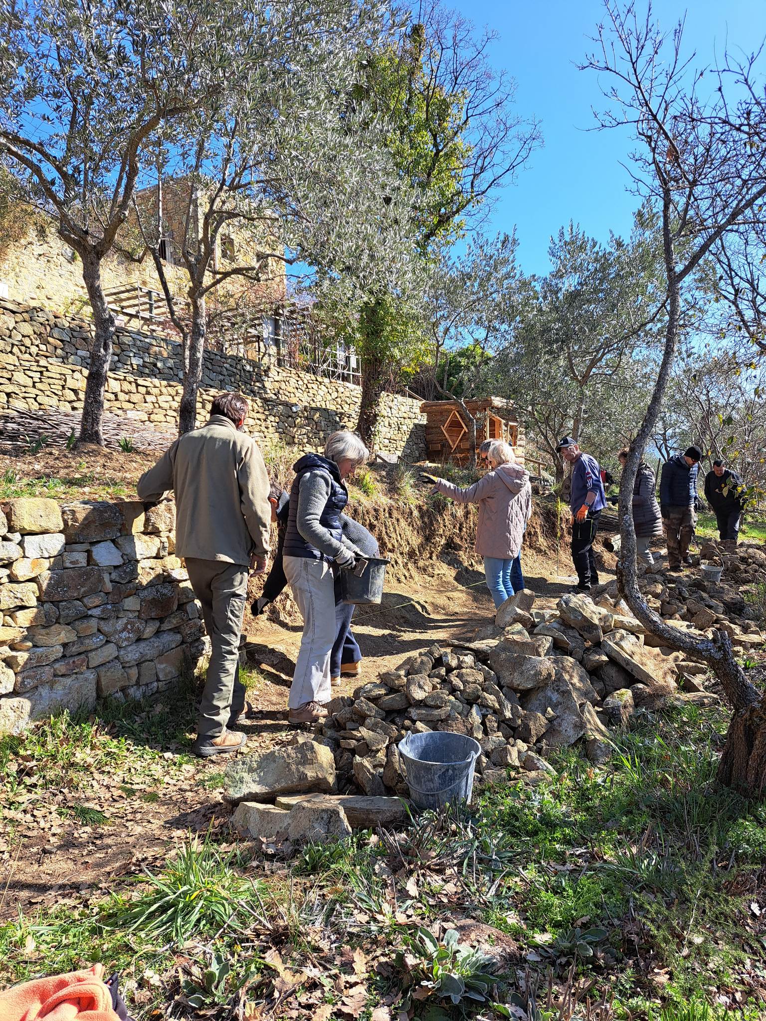 Rendez-vous aux jardins  Valsaintes : Dmonstration de montage de murs en pierres sches