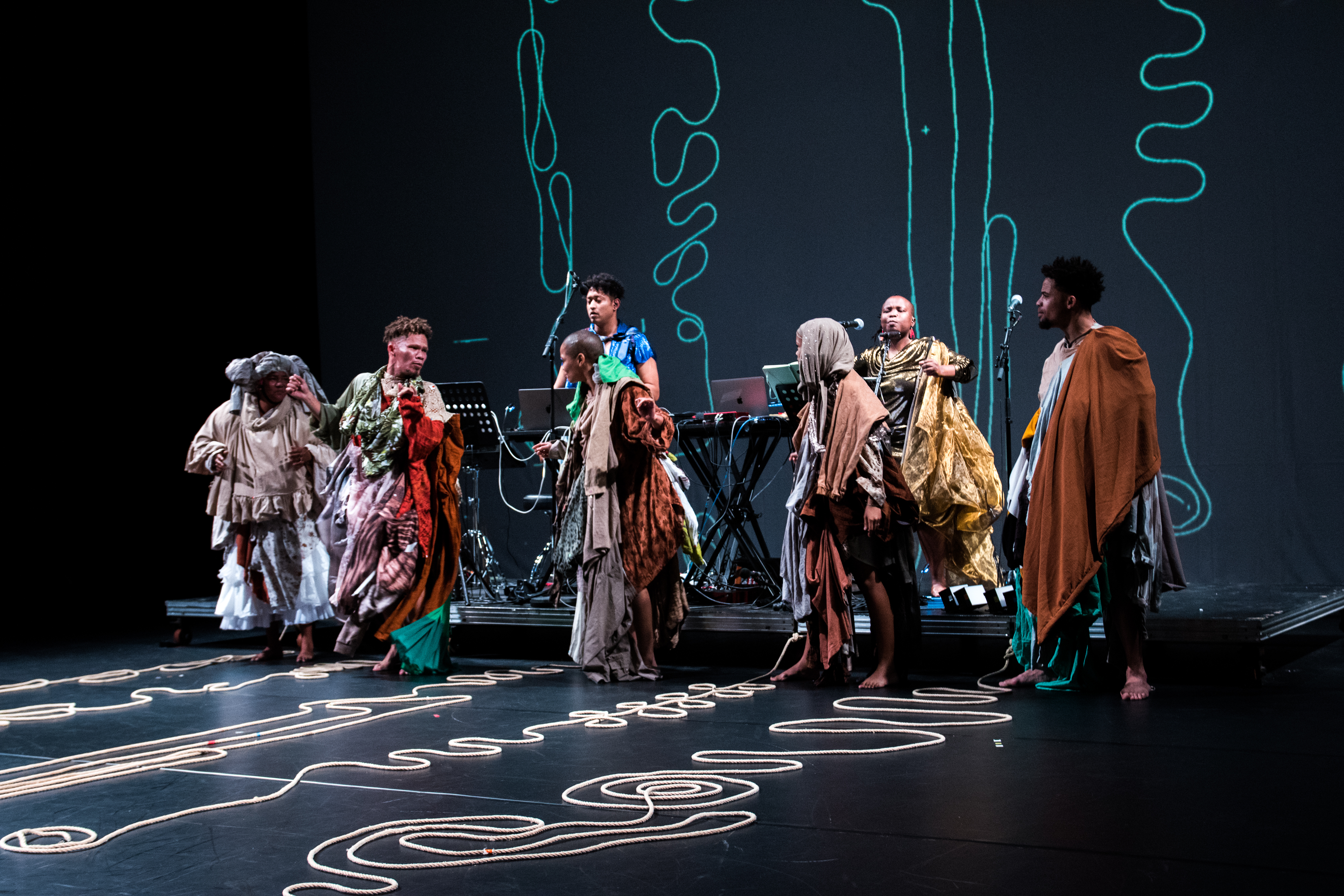 Robyn Orlin avec Garage Dance Ensemble et uKhoiKhoi -