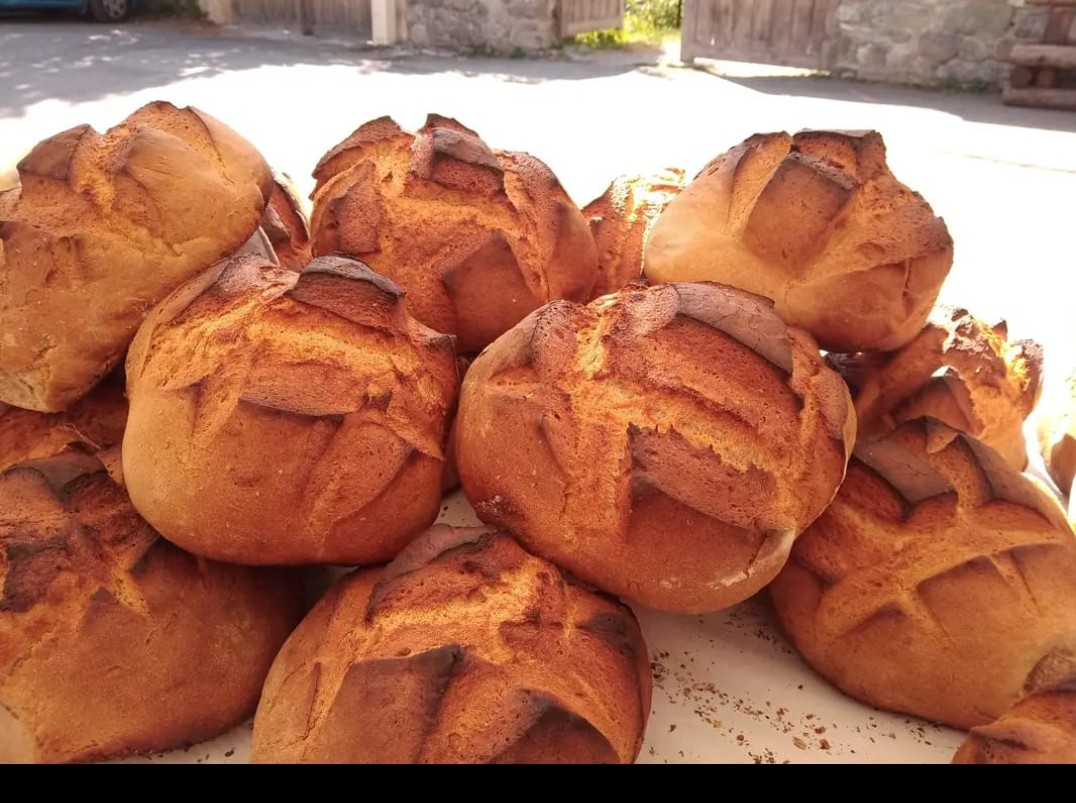Vente de pain cuit de manire traditionnelle au four banal.