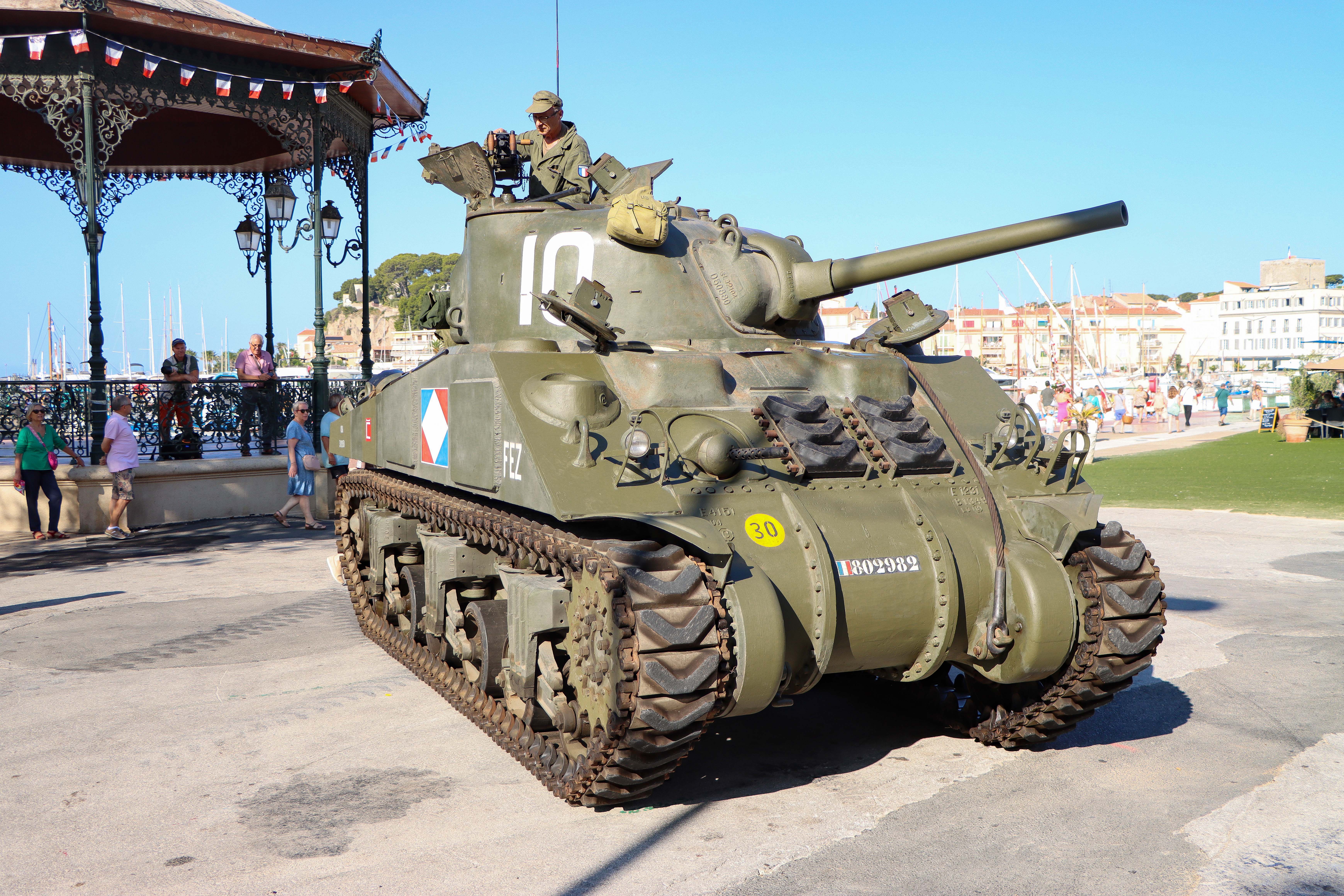 Fte de la libration - Dfil de vhicules militaires d'poque