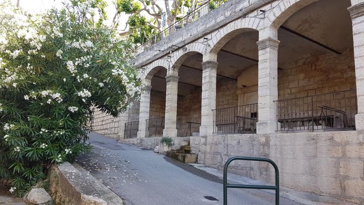 Visite guide: L'eau  Eguilles  travers les pierres et l'histoire