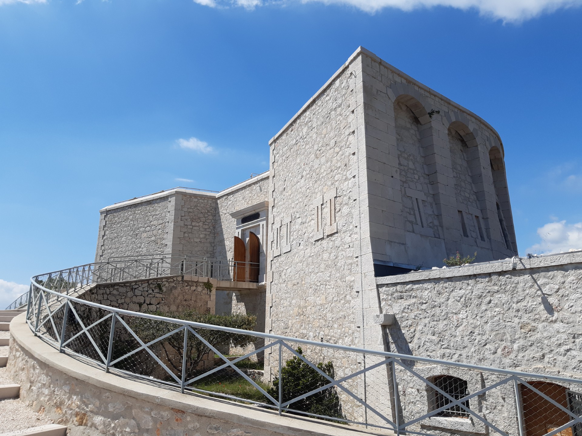 Visite estivale commente du Mmorial du Faron