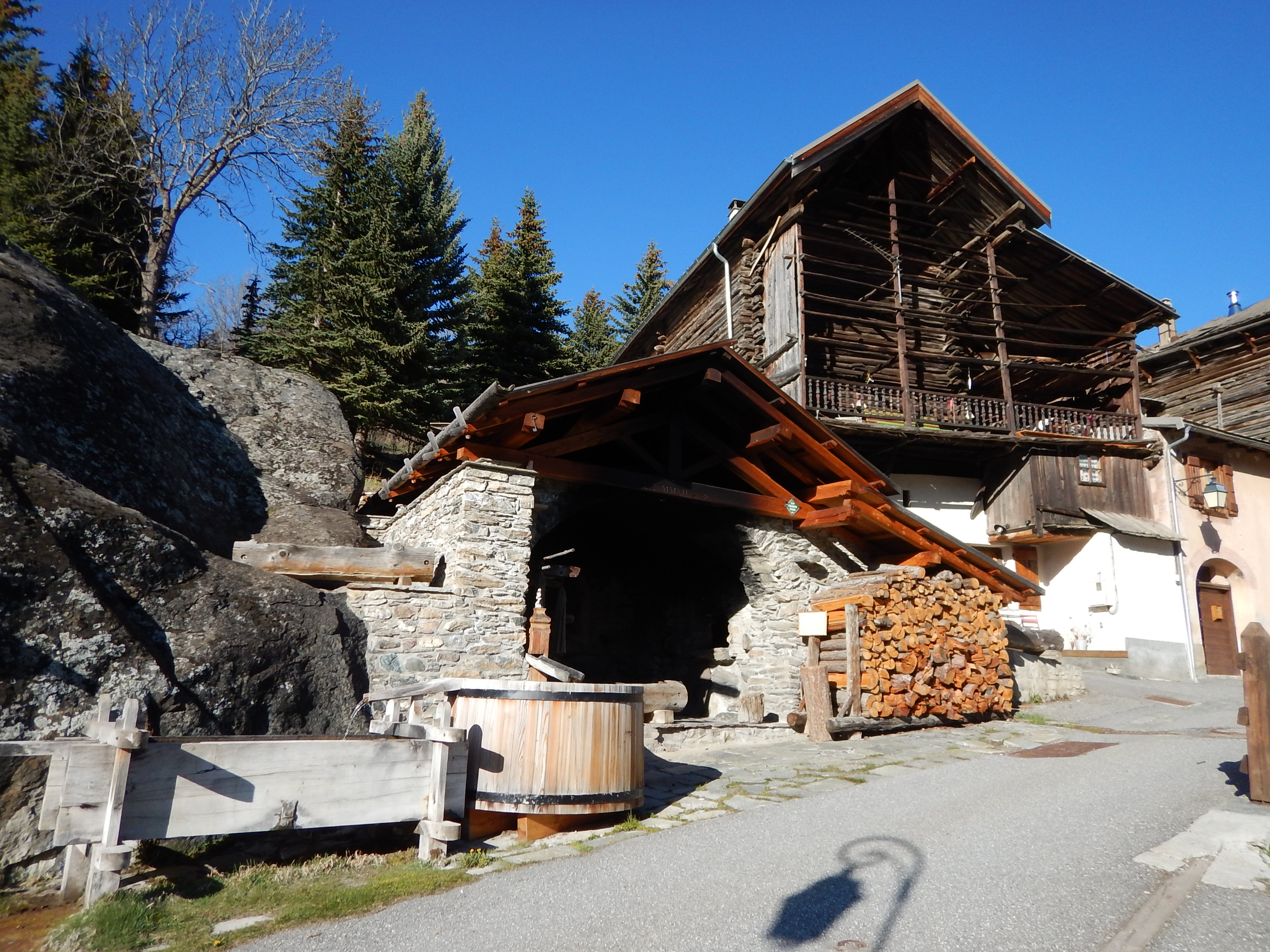 Dcouverte des btiments de Molines Village