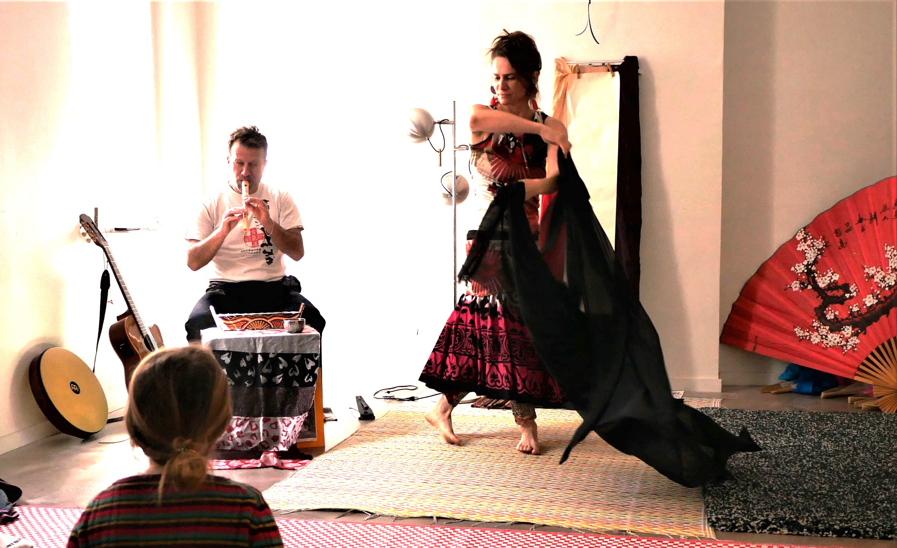 Conte musical avec danse  l'ventail et calligraphie au pinceau
