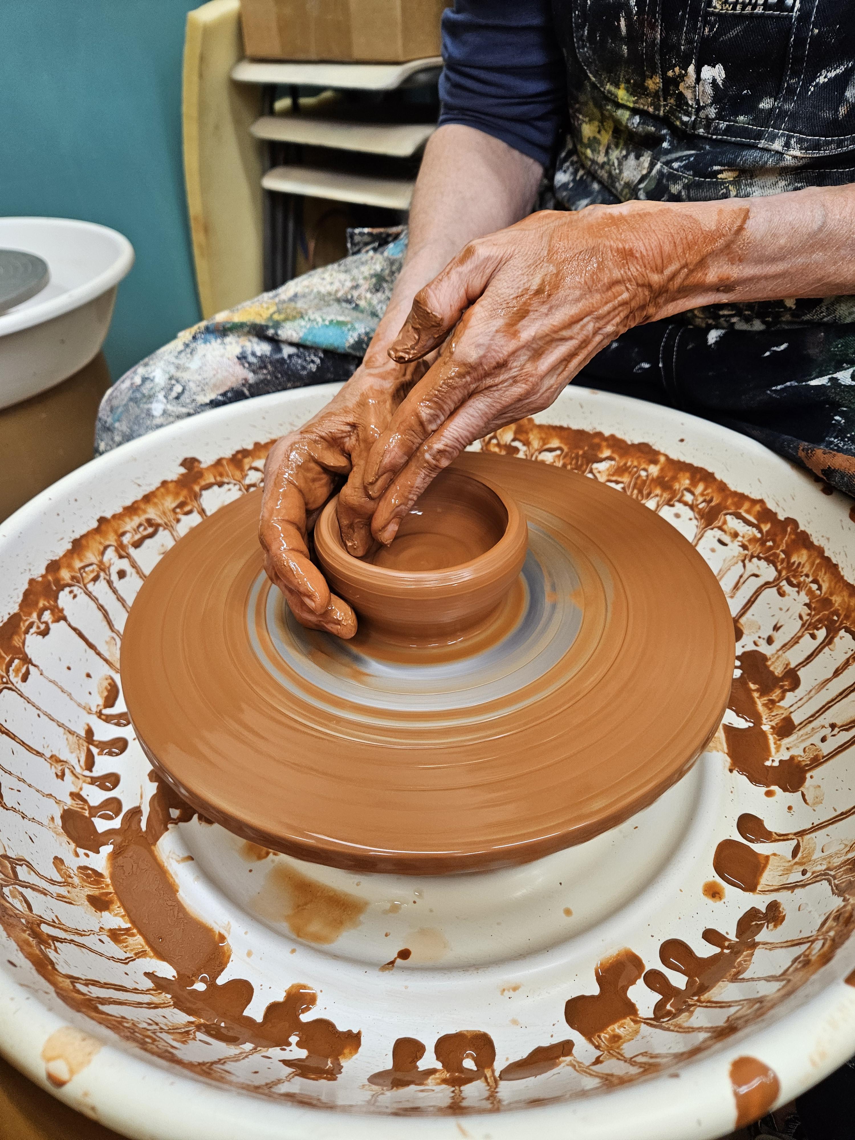 Stages de poterie, modelage, sculpture sur bois