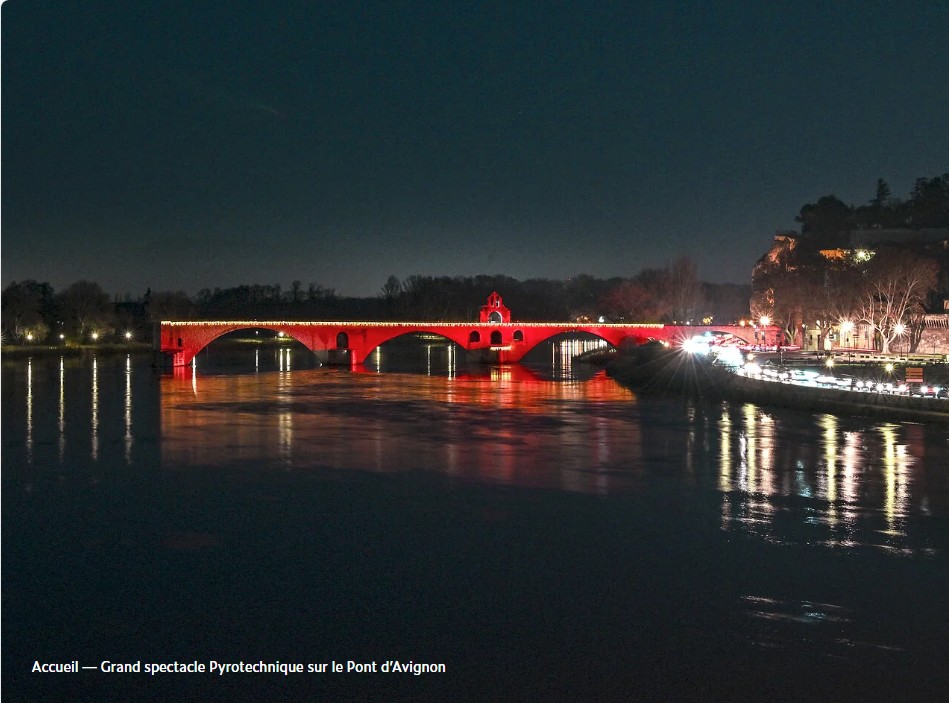 Grand spectacle pyrotechnique sur le Pont dAvignon