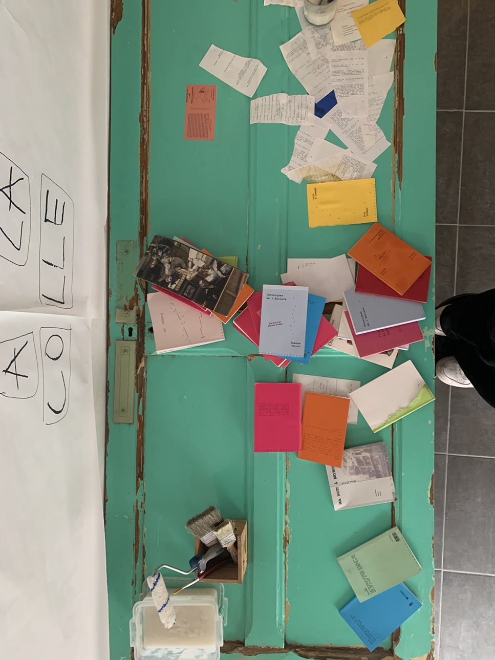 Performance �ditoriale des Bras Nus par le groupe d'intervention po�tique Les Marquises