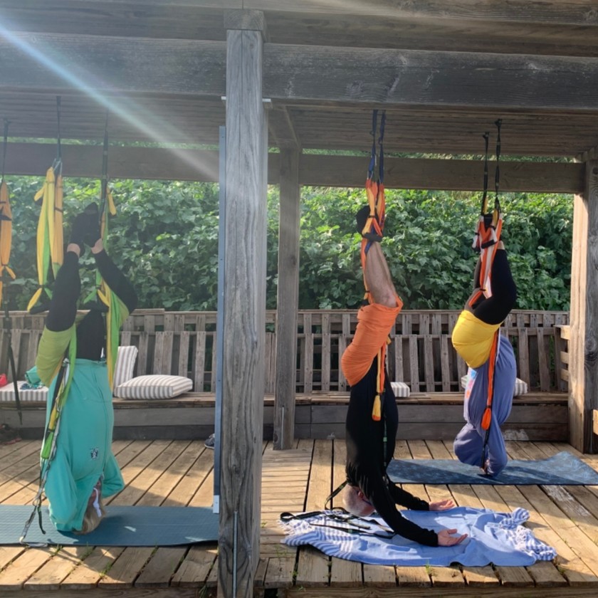 S�ance de Yoga A�rien avec Peggy Lucido