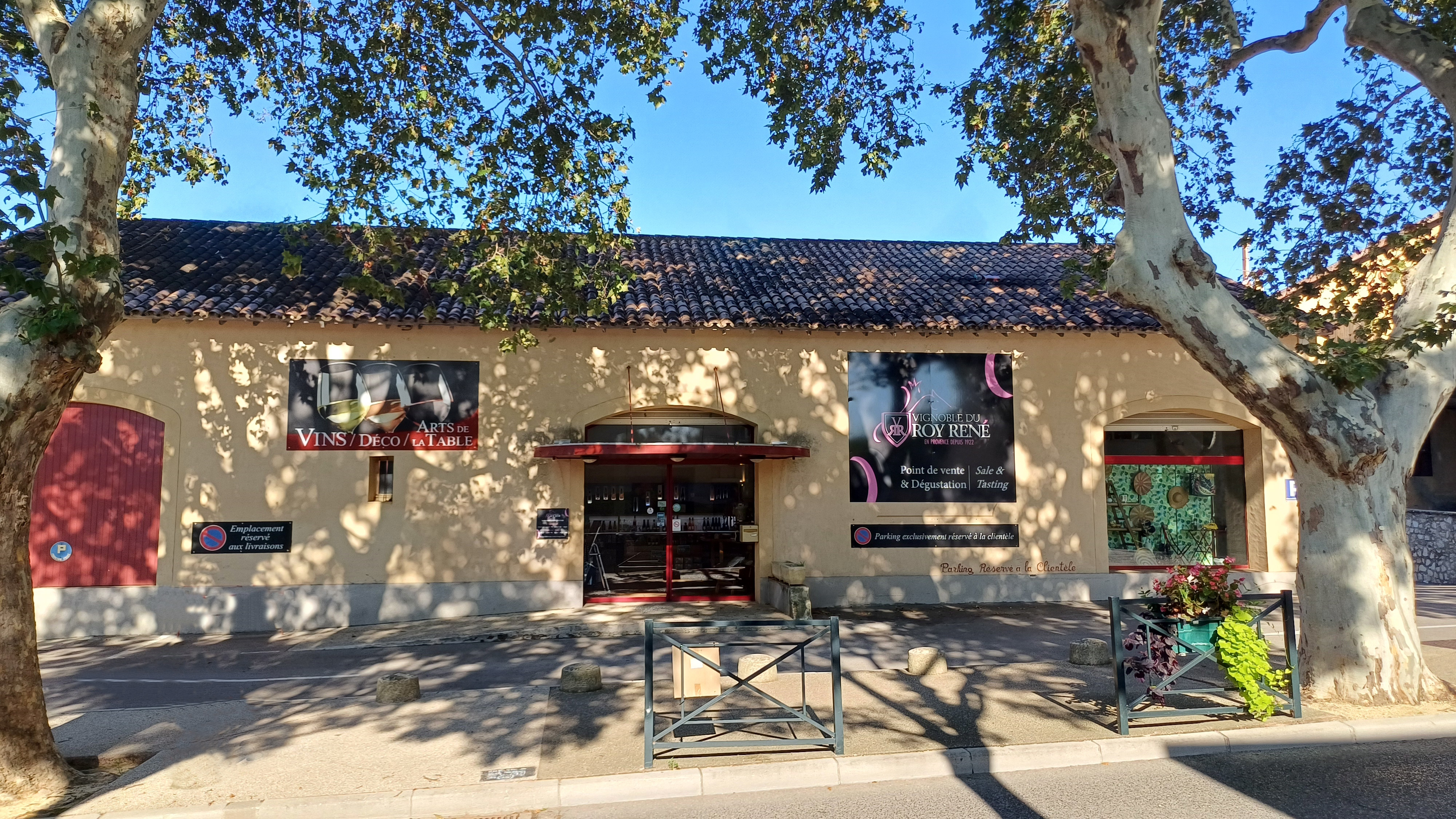 D�gustation de vins du Vignoble du Roy Ren� avec ses viticulteurs