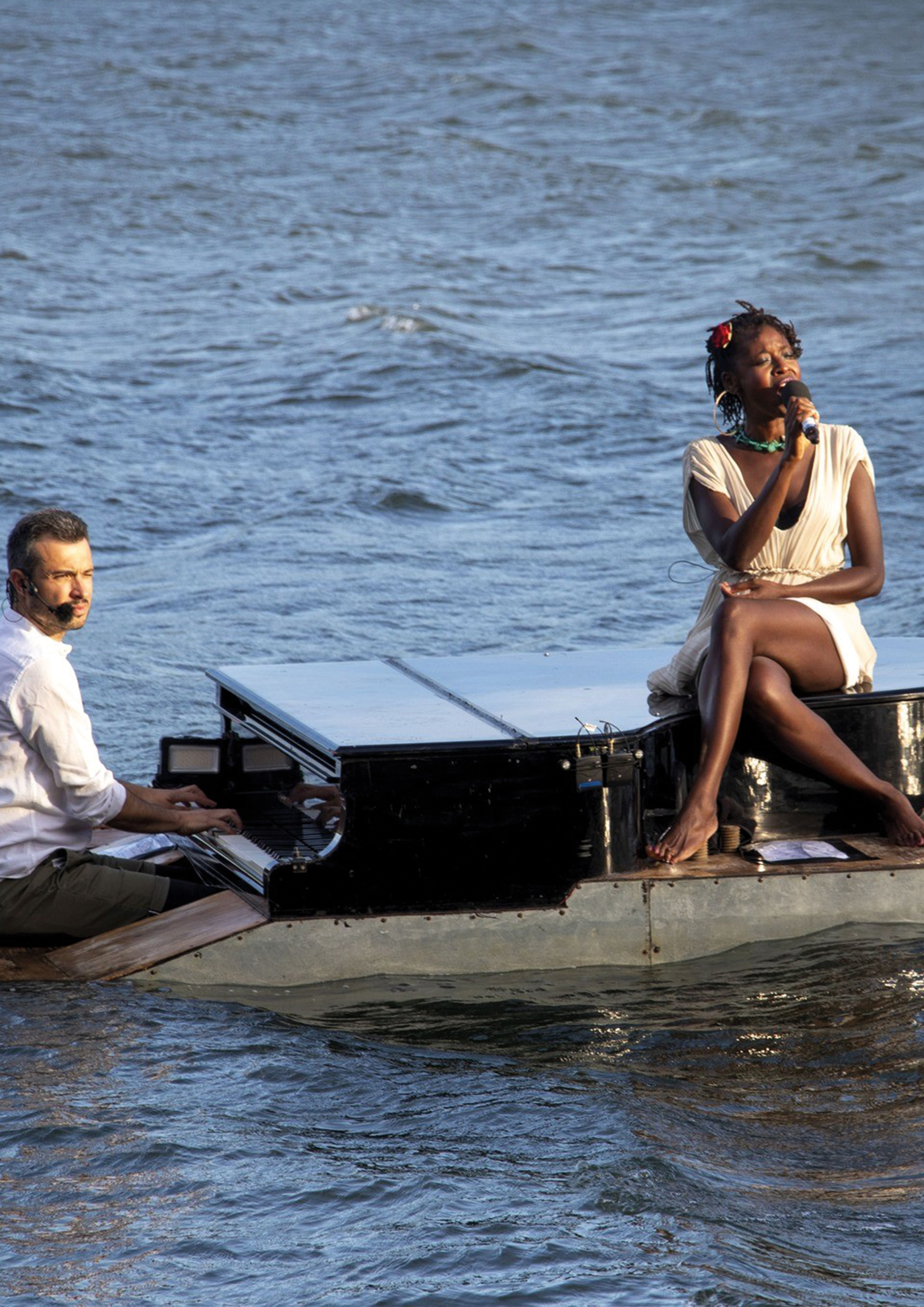Les Pianos du Port - Le piano du lac et ses notes de comptoir
