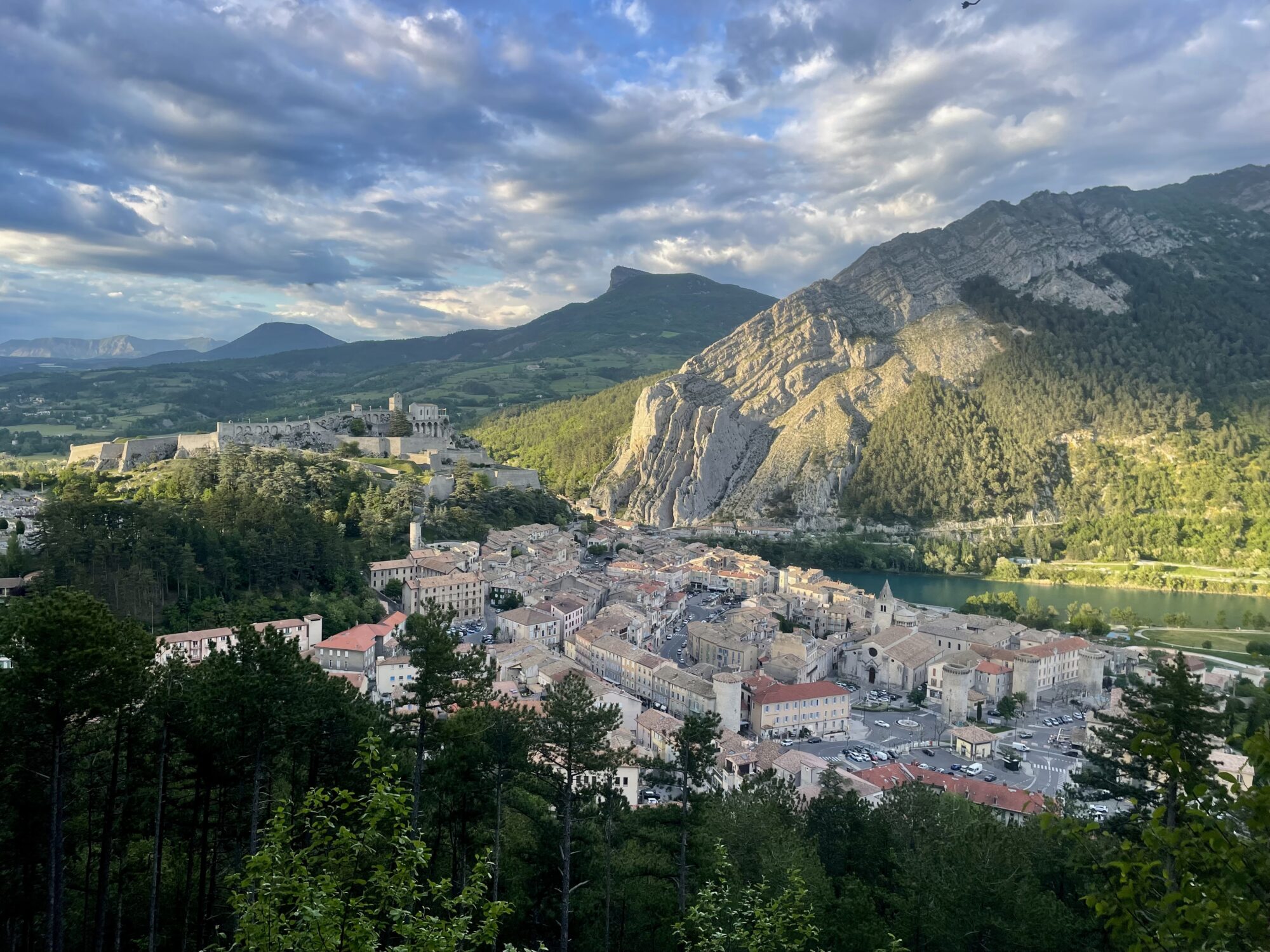 Sisteronde : tour de la ville par les montagnes - Autres Versants
