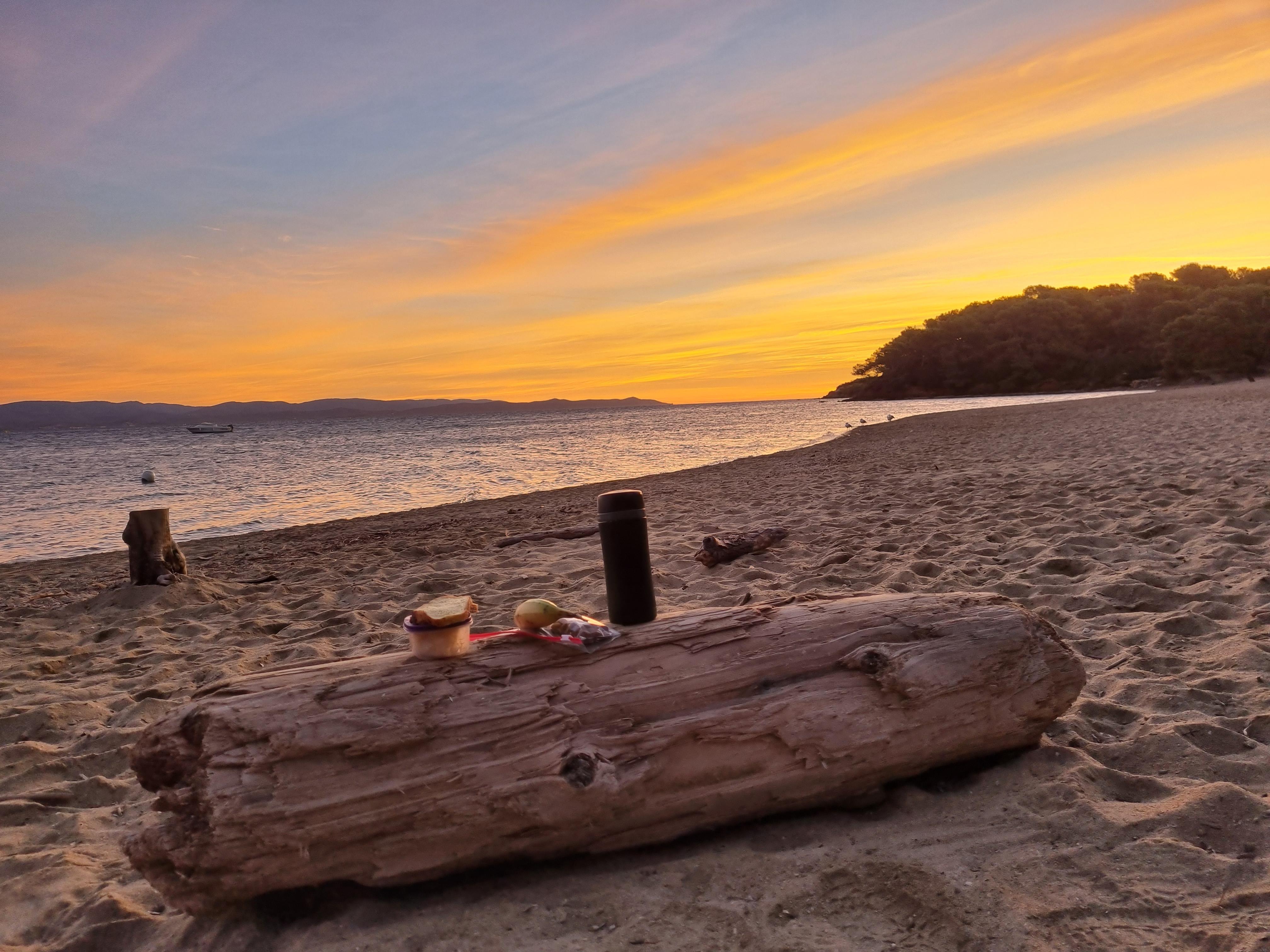 Mini-rando, lever de soleil, stretching et petit-d�j sur la plage