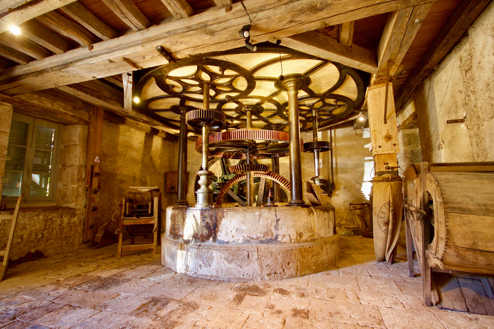 Visite du moulin � eau de Praveyral