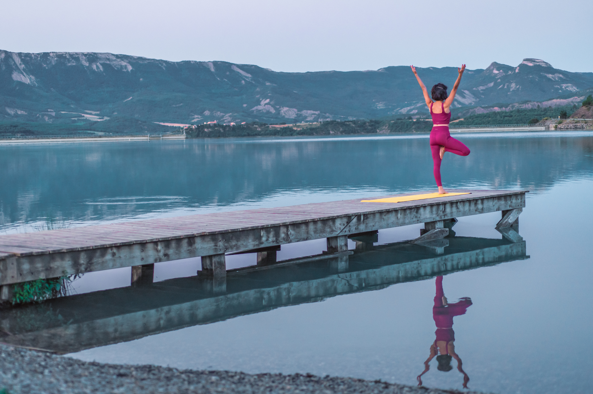 Yoga en plein air au plan d'eau du Riou