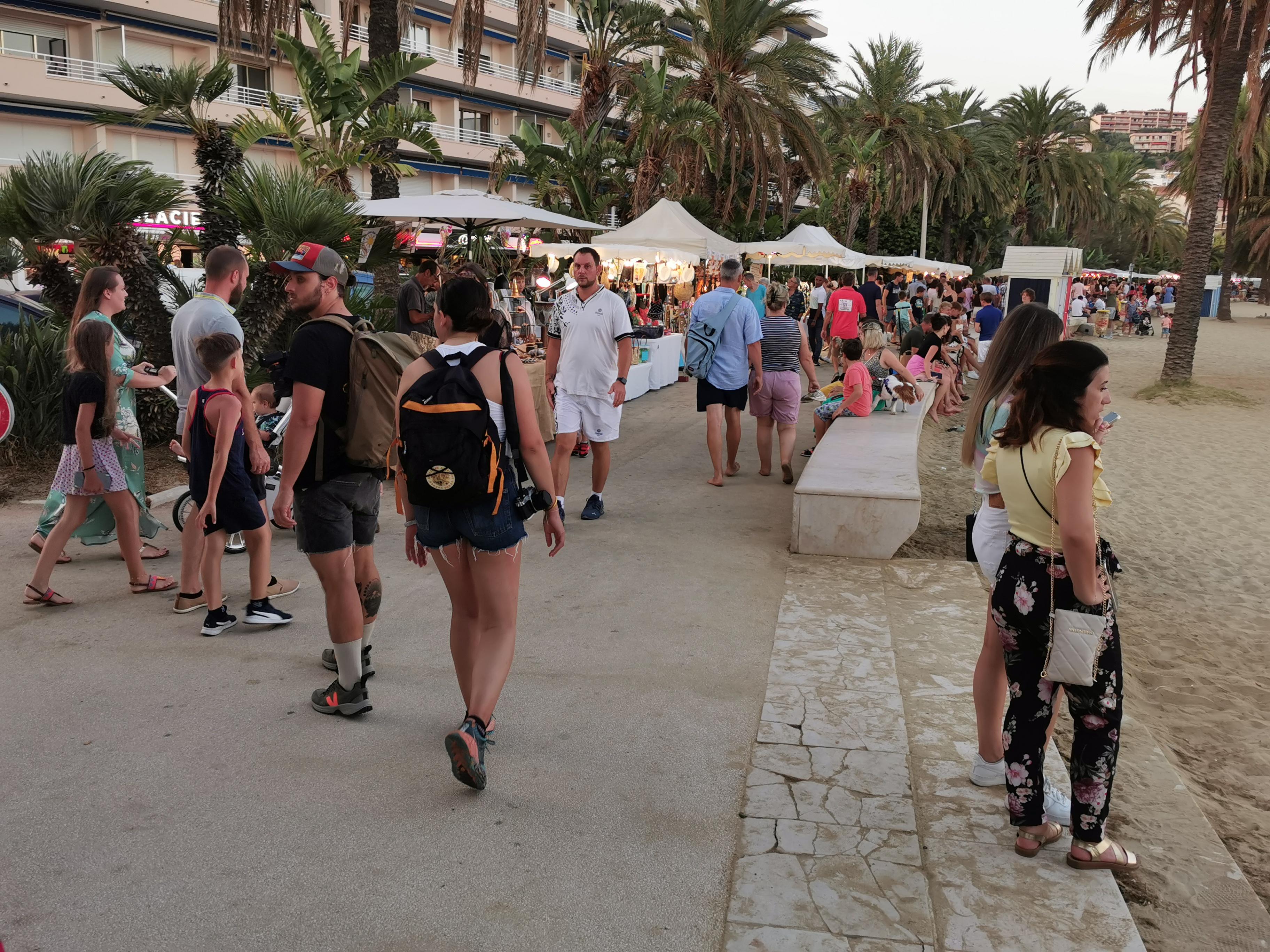 March� artisanal nocturne - front de mer du Lavandou