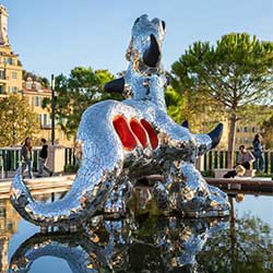 M�diation flash de l��uvre Monstre du Loch Ness de Niki de Saint Phalle