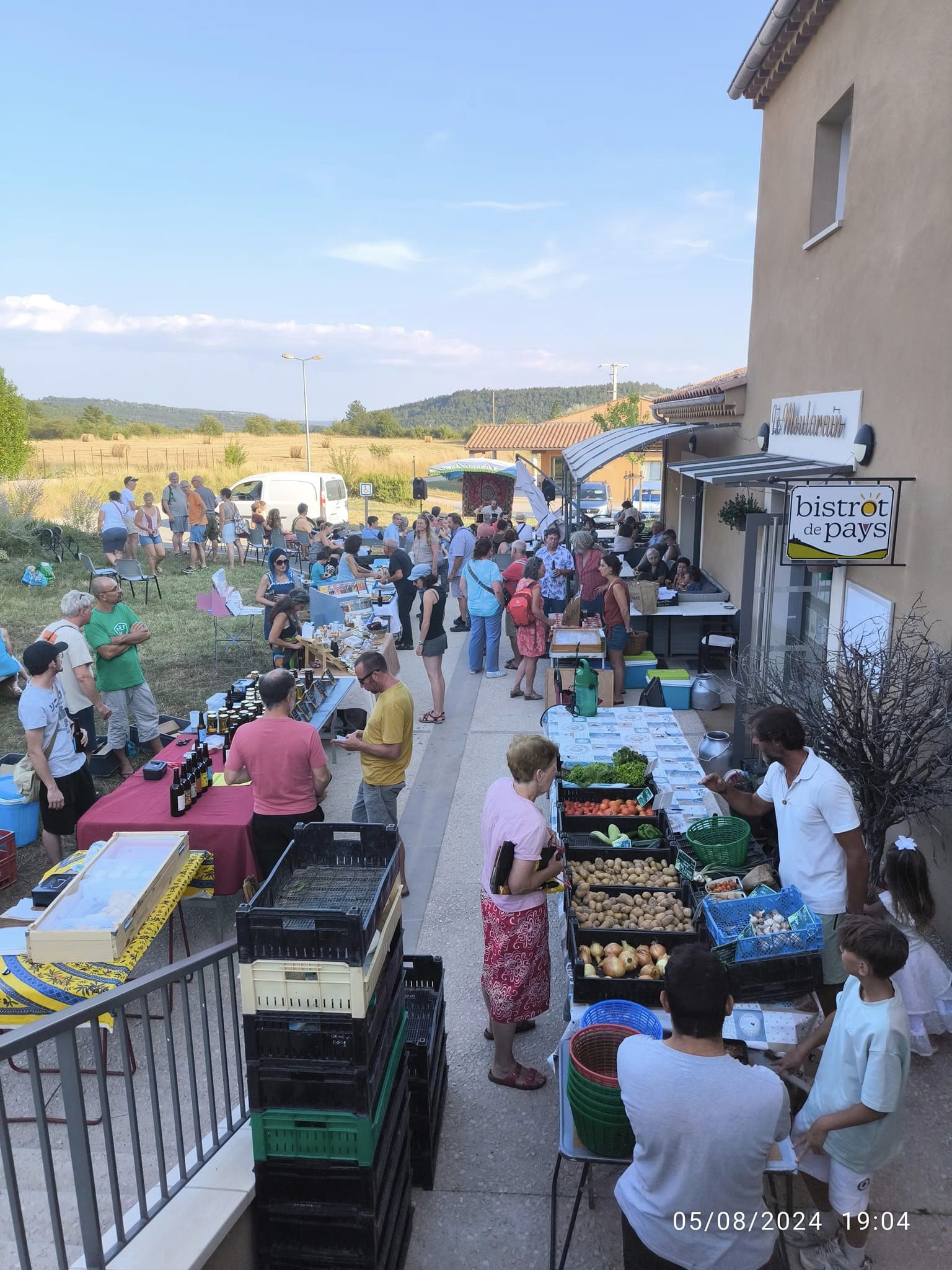 Montlaux, march� de producteurs en musique
