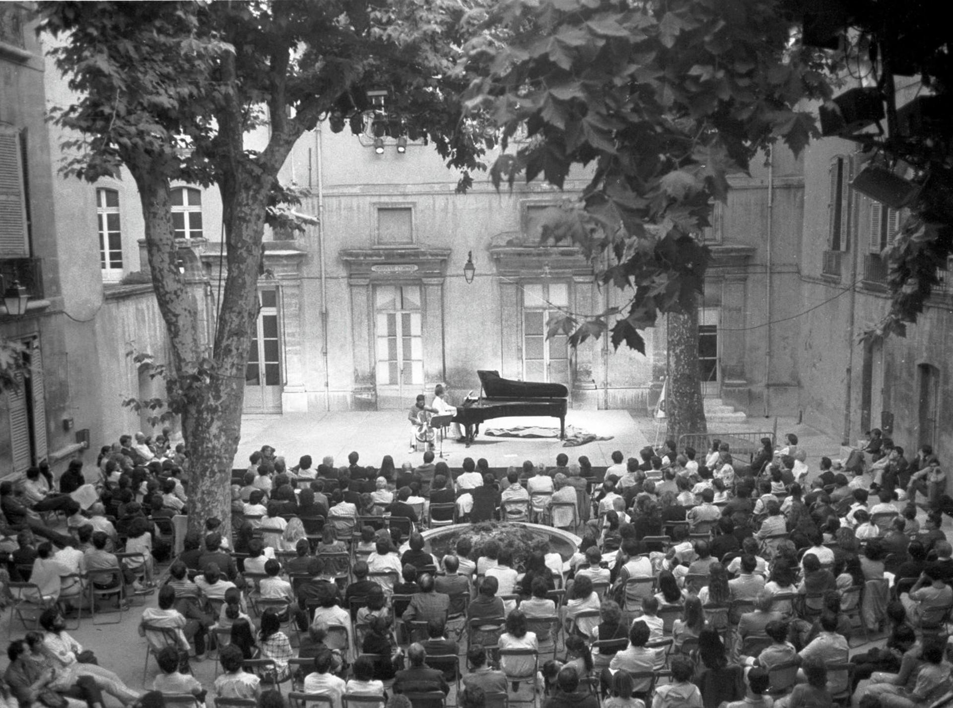De l'�il � l'objectif - Atelier prise de vue en ville + Visite guid�e de l'exposition Musique en Aix - H�tel de Boad�s