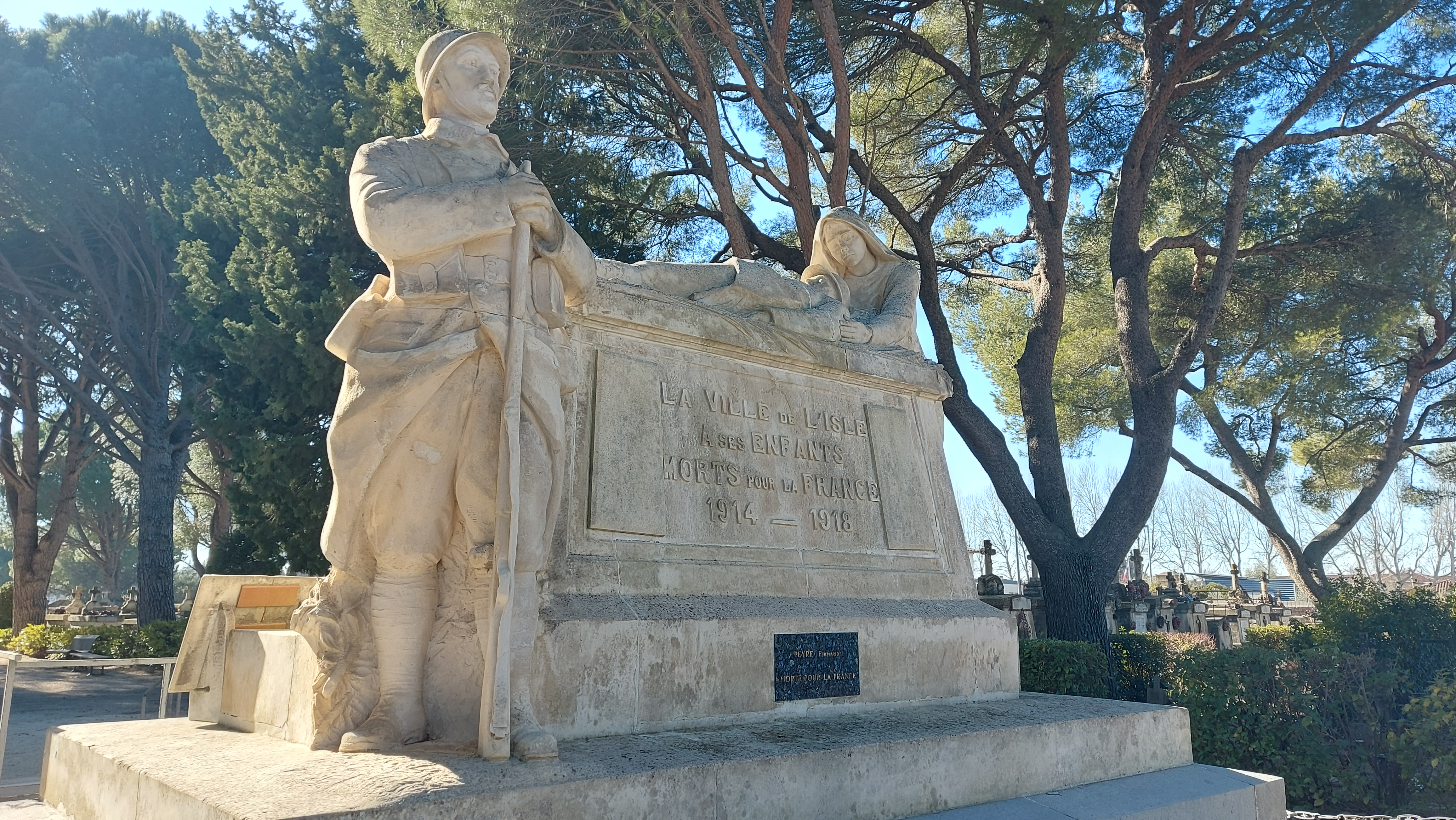 Visite comment�e du cimeti�re   � Le monument aux morts et les poilus �