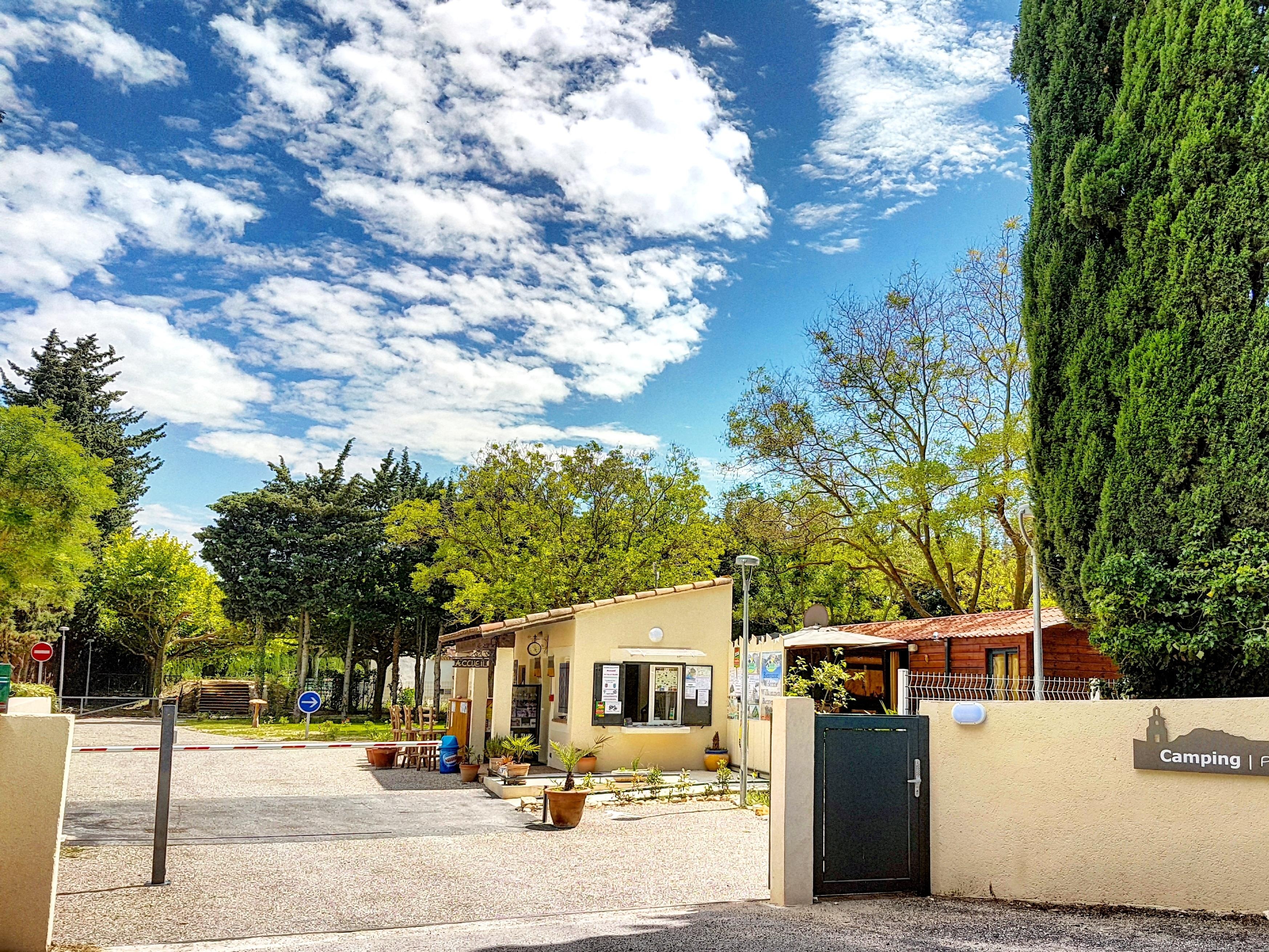 campsite Camping Municipal la Porte des Alpilles Saint Etienne du Grs